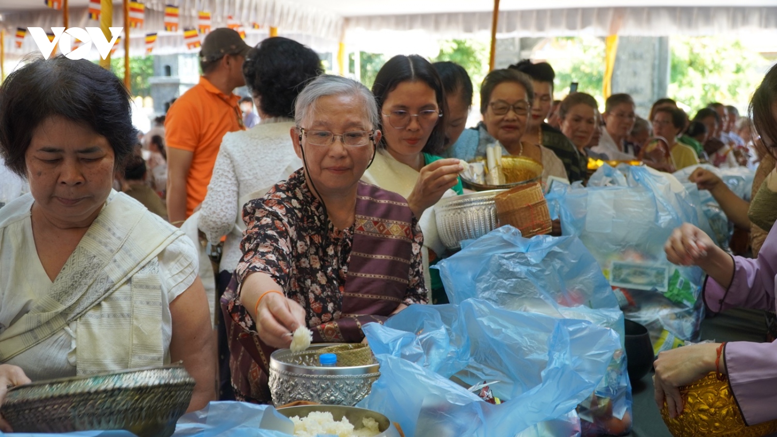 Giữ gìn văn hóa truyền thống Việt qua Đại lễ Phật Đản tại Lào